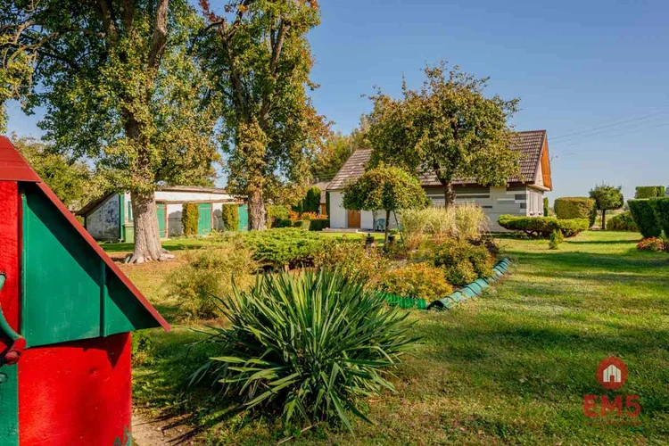 dazu-zadbane-siedlisko-z-budynkami-gospodarczymi-7400m2-735f7e