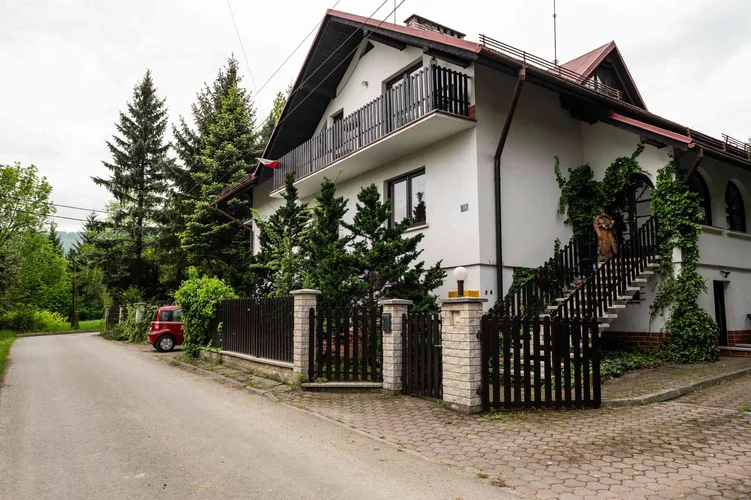 dazu-ustron-centrum-dom-z-potencjalem-uslugowym-5f6cfc
